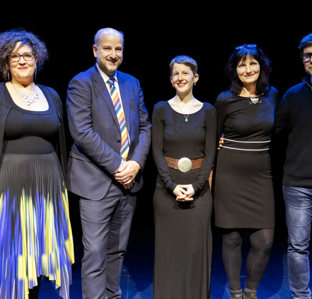 La lauréate Chloé Falcy accompagnée du jury présidé par Lionel Baier