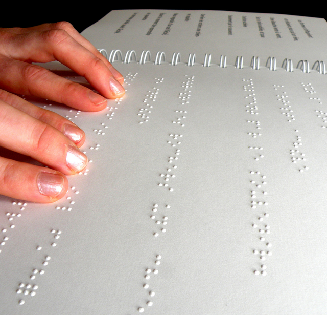 Personne lisant du braille