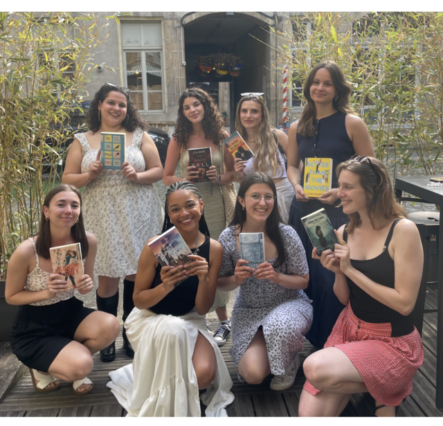 L'influenceuse Lili Books entourée de lectrices