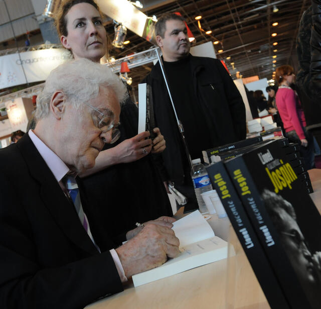 Lionel Jospin en dédicace au Salon du livre 2010