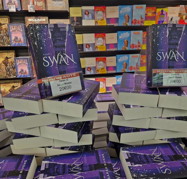 Mise en avant de Swan vol.1 de Sarah Rivens à la Fnac de Saint Lazare à Paris