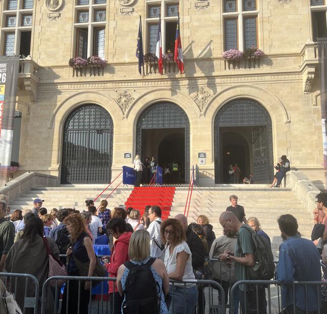 Samedi après-midi, le public se presse devant l'Hôtel de Ville de Vincennes, cœur du festival America.
