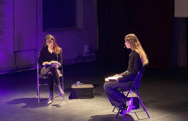 Claudine Desmarteau et sa fille Jeanne lors de la lecture du roman "Jan" au Festival Tandem.