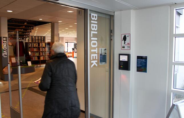 C'est beau, une bibliothèque la nuit1.jpeg