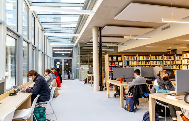 C'est beau, une bibliothèque la nuit3.jpeg