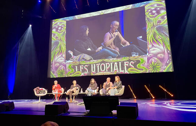 Silène Edgar, prenant la parole sur la dystopie au festival des Utopiales 2024