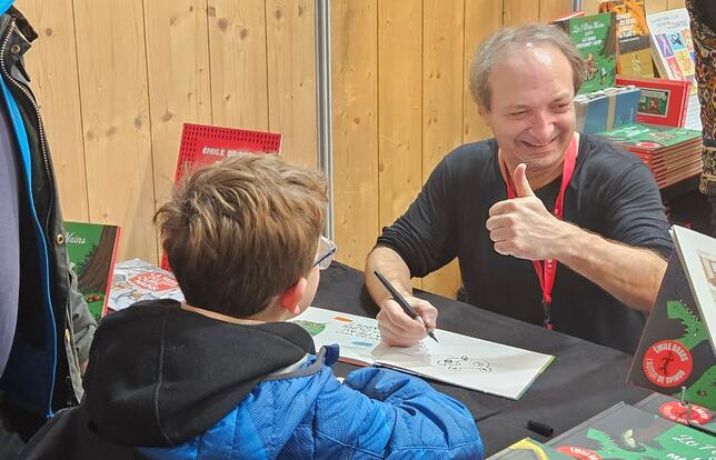 Émile Bravo en dédicace au stand Seuil Jeunesse