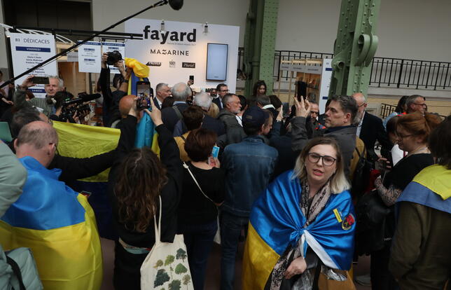 Manif d'ukrainien sur le stand Fayard