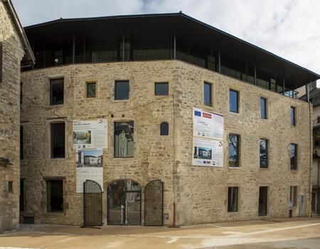 Extérieur de la médiathèque-ludothèque la Manufacture, à Villefranche-de-Rouergue