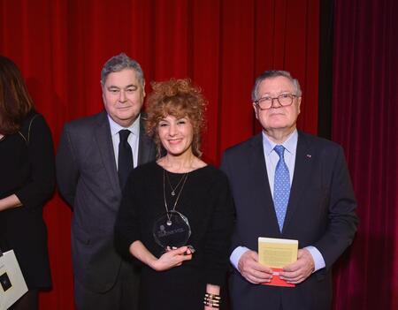 Abnousse Shalmani, lauréate du prix Simone Veil 2024, entourée de Pierre-François Veil et Jean Veil