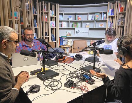 Le journaliste Joseph Ghosn et le critique de cinéma Philippe Azoury avec l'équipe de Livres Hebdo dans le studio des Voix du livre