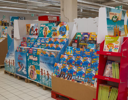 Des cahiers de vacances dans une grande surface