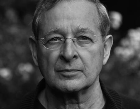Peter Ndas Ce qui luit dans les tenebres Souvenirs de la vie dun narrateur Noir sur Blanc0.jpg