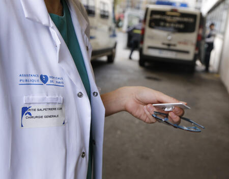 Une infirmière devant les urgences