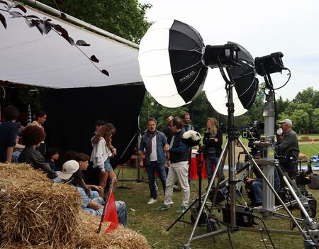 Tournage des "Gendarmes", adapté de la série de BD parue chez Bamboo, dans le parc du château du pont de Veyle. Les deux réalisateurs Stephan Archinard et François Prêvot-Leygonie avec les comédiens Thomas Gloria et Margot Heckmann