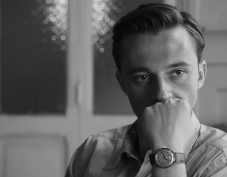 Benjamin Voisin dans la bande-annonce de l'Etranger de François Ozon