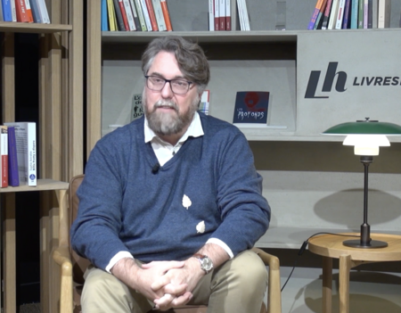 David Meulemans, fondateur des éditions Aux Forges de Vulcain, dans le studio de Livres Hebdo