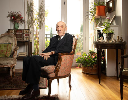 Jean-Yves Tadié chez lui, à Paris