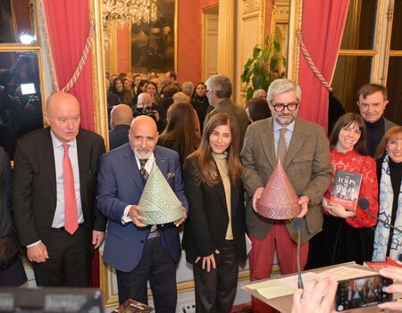 Les lauréats du prix « I Scemi Astutti – Entre Deux Rives » 2025 entourés des membres du jury