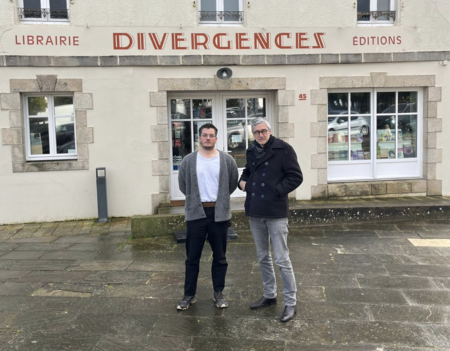 Johan Badour et Hugues Jallon devant la librairie Divergences à Quimperlé