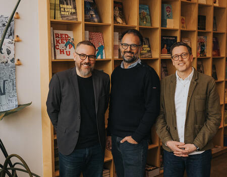Sylvain Lumbroso, directeur général de Bayard Canada, entouré des co-fondateurs des éditions La Pastèque Martin Brault & Frédéric Gauthier