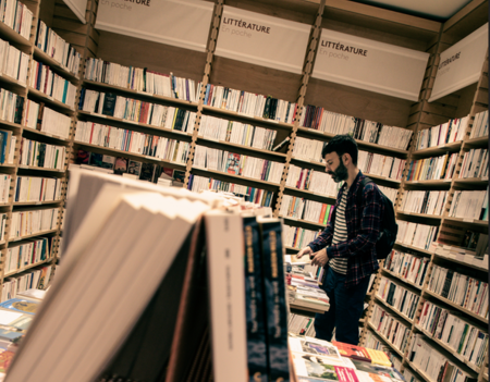 Le rayon poche à la librairie Ici, à Paris