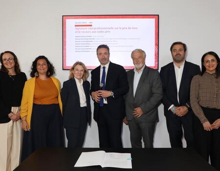 La signature de l'accord code prix en présence de la ministre de la Culture Catherine Pégard au Grand Palais en ouverture du Festival du livre de Paris