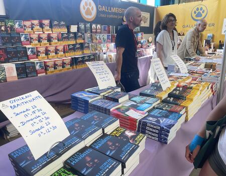 Le Salon du livre prolonge les tables rondes d'auteurs du festival Etonnants voyageurs.