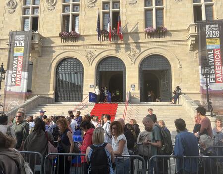 Samedi après-midi, le public se presse devant l'Hôtel de Ville de Vincennes, cœur du festival America.
