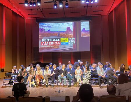 Les écrivains de la 12e édition réunis sous l'affiche du festival, sur la scène de l'Auditorium de Cœur de Ville, pour la soirée d'inauguration du jeudi 24 septembre.
