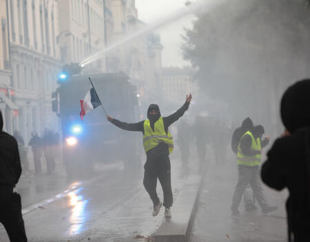 Un manifestant à Lyon le 17 octobre 2026