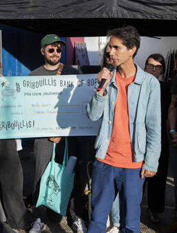 Damien Poulain reçoit le prix Gribouillis jeunesse 2024 pour Birds