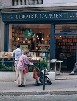 la Librairie L’Apprenti, rue des Fossés Saint-Jacques (5e), s’est transformée et agrandie depuis la conception de l'ouvrage "PARIS est un LIVRE", et a déménagé au 20 rue de l’École Polytechnique (5e), sous les noms des Apprentis.