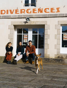 Audrey Pineau Zoé Serafinowicz et Johan Badour devant la Librairie Divergences