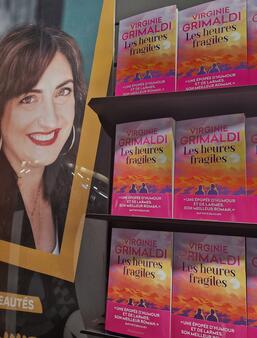 Virginie Grimaldi s'empare de la 3e place des meilleures ventes de la semaine avec son nouveau roman "Les heures fragiles", paru chez Flammarion