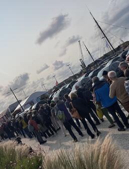 La file à 9h pour entrer dans le Palais du Grand large qui accueille le festival Etonnants voyageurs à partir de 9h30