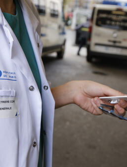 Une infirmière devant les urgences