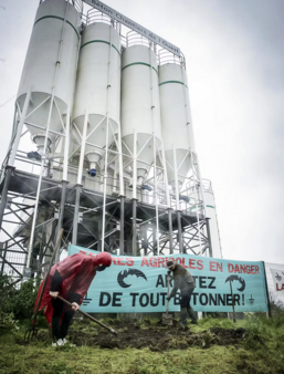 Lea Hobson Desarmer le beton Rehabiter la Terre Zones0.png
