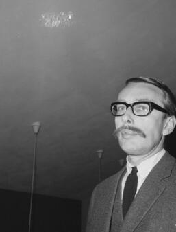 Gerrit Kouwenaar Tombe bombe  Robert Laffont0.jpg