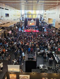 Le public nombreux devant la scène Shayol des Utopiales