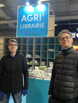Emmanuel Konstantin et François Pelle, le 20 février 2026 lors du montage de la librairie au Salon international de l'agriculture