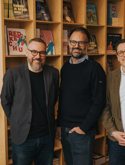 Sylvain Lumbroso, directeur général de Bayard Canada, entouré des co-fondateurs des éditions La Pastèque Martin Brault & Frédéric Gauthier