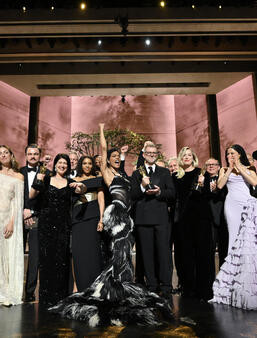 L'équipe du film "Une bataille après l'autre", adaptée de Vineland de Thomas Pynchon, lors de la cérémonie des Oscars 2026