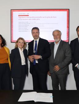 La signature de l'accord code prix en présence de la ministre de la Culture Catherine Pégard au Grand Palais en ouverture du Festival du livre de Paris