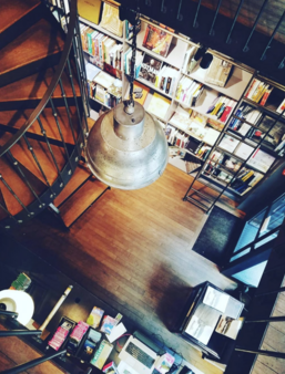 Intérieur de la librairie Voyageurs du monde, à Paris