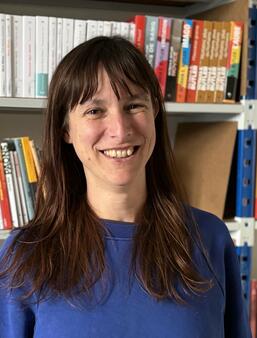 Nawal Kerdougli, gérante de la librairie en ligne Manyaya