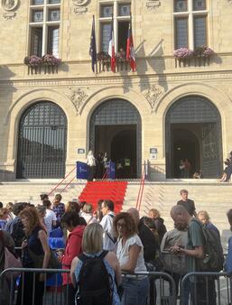 Samedi après-midi, le public se presse devant l'Hôtel de Ville de Vincennes, cœur du festival America.