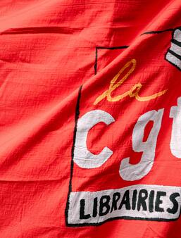 Un drapeau de la CGT Librairies lors du rassemblement des libraires, à Paris, le 8 septembre 2026.