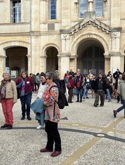 Des libraires s’attroupent dans la cours de la cité scolaire Françoise Combes à Montpellier