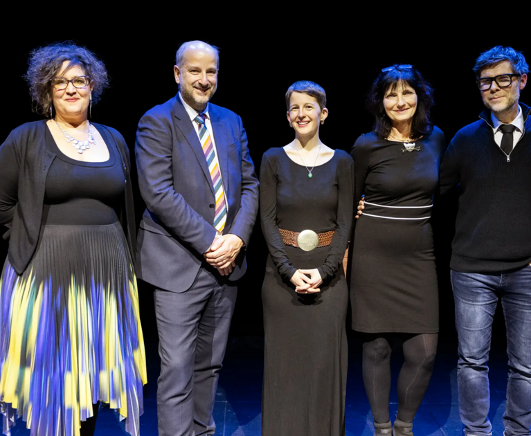 La lauréate Chloé Falcy accompagnée du jury présidé par Lionel Baier